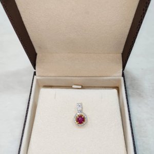 There are many new Mogok Ruby and Diamond Pendants available, so please feel free to choose and buy them as you like.