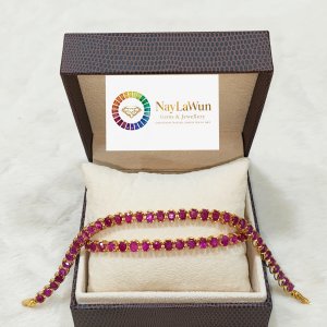 If you are looking for jewelry that never goes out of style and remains beautiful no matter what age you are, you will find Mogok natural ruby ​​lotus pendants.