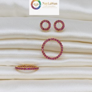 Mogok ruby ​​earrings, pendants, and rings are all from the Infinity series, which is popular among young people.