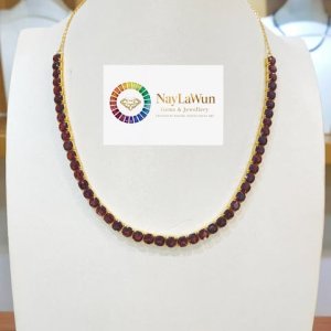 Whether it's for a party or a party, a new necklace with a deep red stone
