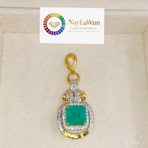 Beautiful Colombian emerald and diamond pendant