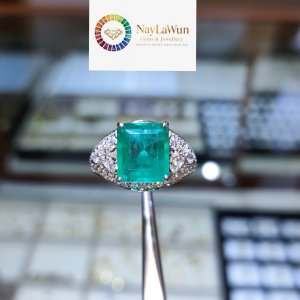 A gorgeous, elegant Columbia emerald and diamond ring