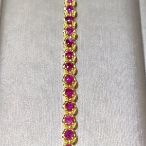 A beautiful natural Mogok ruby ​​ring that can be worn with fashionable clothes and is suitable for all ages.