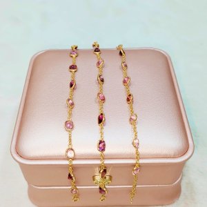 For those who want to dress casually and elegantly, here are some colorful earrings in Moekoek stone color.