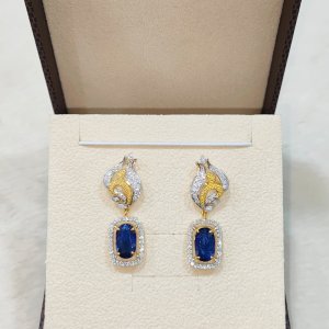 A beautiful, elegant beauty, a pair of natural sapphire and diamond earrings.