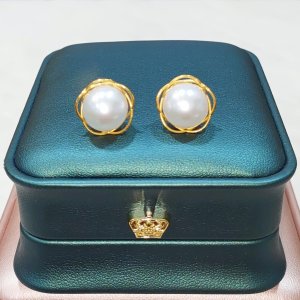 A beautiful white pearl earring and pendant set that is as beautiful as it is beautiful.
