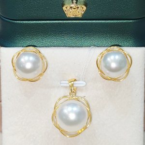 A beautiful white pearl earring and pendant set that is as beautiful as it is beautiful.