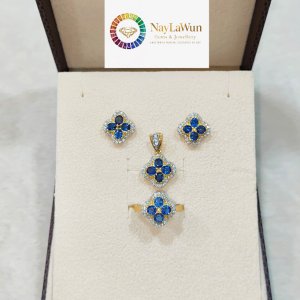 A clear, blue, and high-quality Mokot natural sapphire Clover EPR pendant to bring love and good luck.
