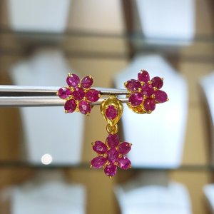 Red Mogok natural ruby ​​stud earrings and pendants