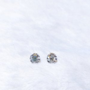 This beautiful pair of earrings is available in two designs. It has a GIA certificate and a five-carat (0.5) ct diamond earring.