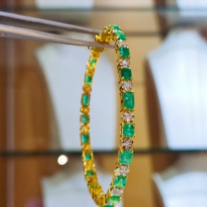 These Colombian emerald and diamond earrings and pendants will make your eyes sparkle.