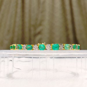 These Colombian emerald and diamond earrings and pendants will make your eyes sparkle.