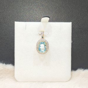 A beautiful Aquamarine pendant surrounded by diamonds.