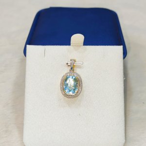 A beautiful Aquamarine pendant surrounded by diamonds.