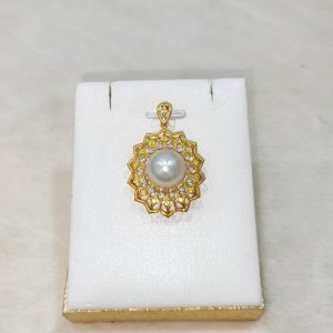 A beautiful pendant made of pearls, diamonds, and amethyst