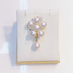 A white and pearly saltwater pearl brooch