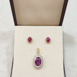 Beautiful natural Mogok ruby ​​necklace with a smooth round diamond and a pair of earrings and pendants