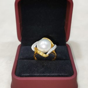 A new, beautiful and elegant saltwater pearl and diamond ring