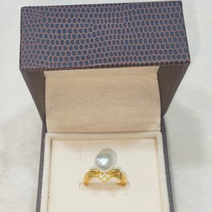 A white saltwater pearl ring that will make you look as cute as a Barbie girl.