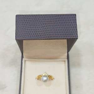 A white saltwater pearl ring that will make you look as cute as a Barbie girl.